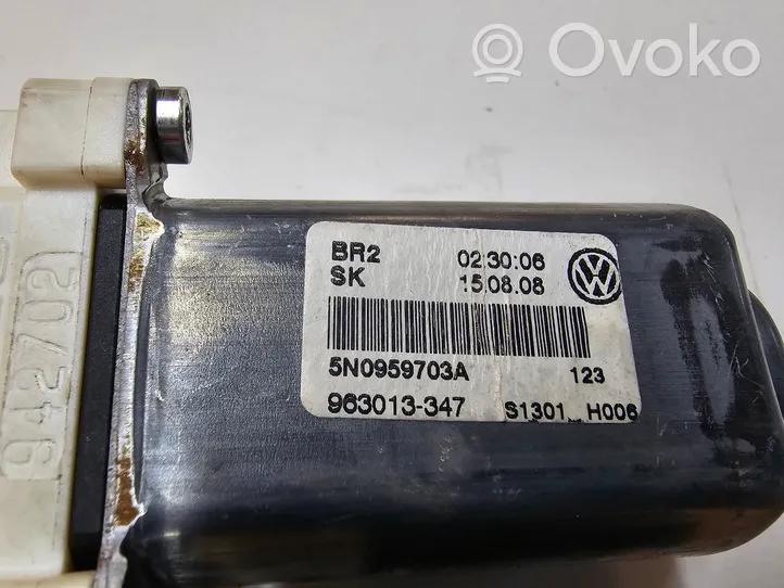 Volkswagen Tiguan Moteur de lève-vitre de porte arrière 5N0959703A