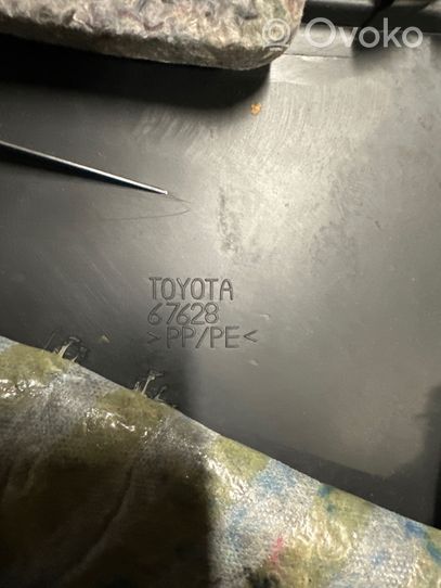 Toyota Avensis T250 Boczki / Poszycie drzwi przednich 676205560B0