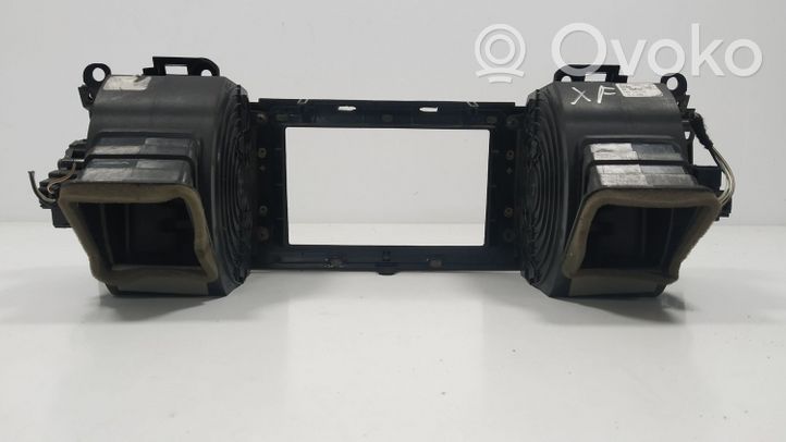 Jaguar XF Centrālais gaisa ventilācijas režģis 8X2319K617BH