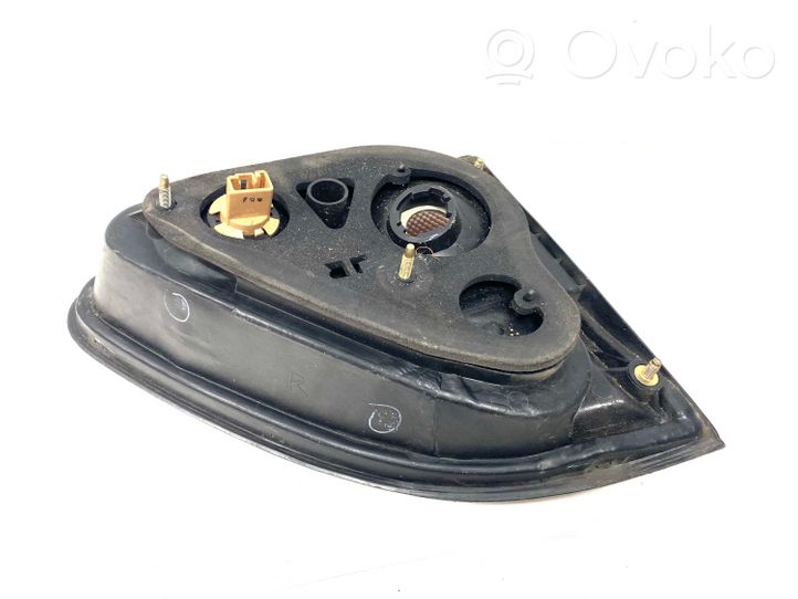 Lexus RX 300 Luci posteriori del portellone del bagagliaio 7440