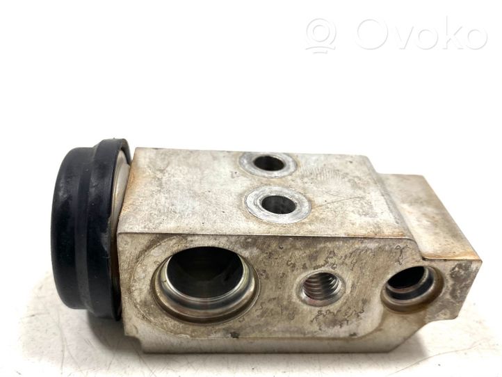 KIA Sorento Air conditioning (A/C) expansion valve T416230571