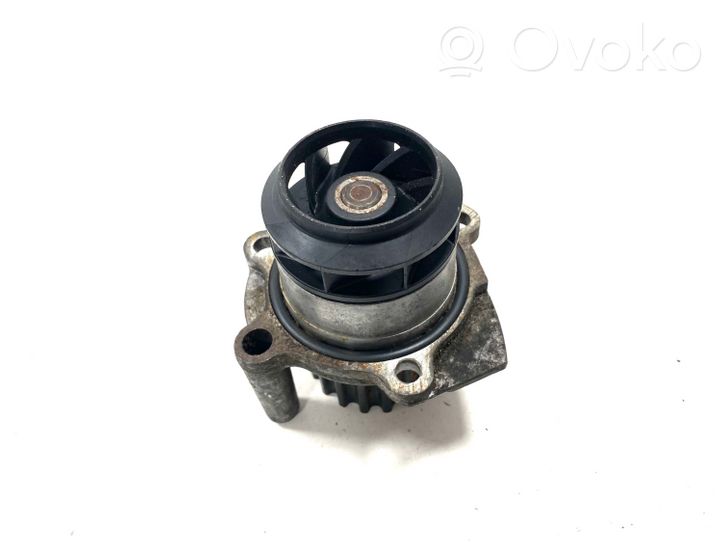 Volkswagen Golf V Pompe de circulation d'eau 045121019D