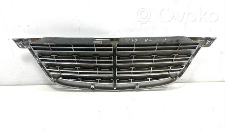 SsangYong Kyron Grille calandre supérieure de pare-chocs avant 7945109100