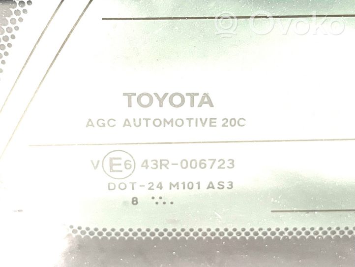 Toyota Avensis T270 Finestrino/vetro retro DOT24M101AS3
