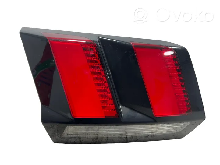 Peugeot 3008 II Lampy tylnej klapy bagażnika 9810477880