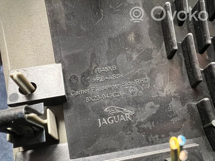 Jaguar XF Kojelaudan sivutuuletussuuttimen kehys 8X23043C26