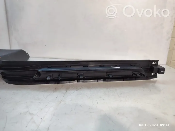 Volkswagen Touareg II Rivestimento vano piedi laterale A053629