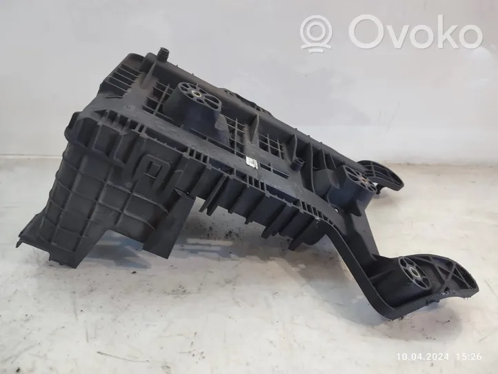 Volkswagen PASSAT B7 Battery tray 1K0915333