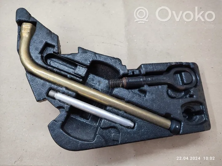 Audi Q7 4L Set di attrezzi 4L0011075