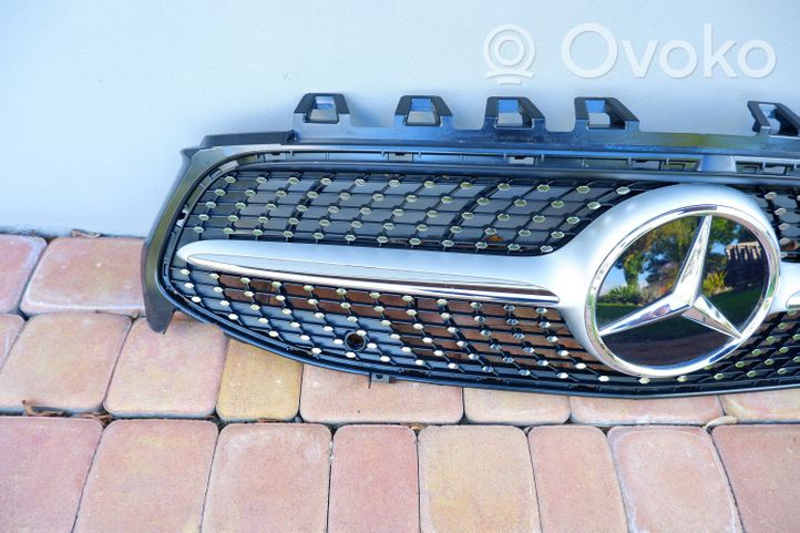 Mercedes-Benz CLA C118 X118 Grille calandre supérieure de pare-chocs avant A1188880000