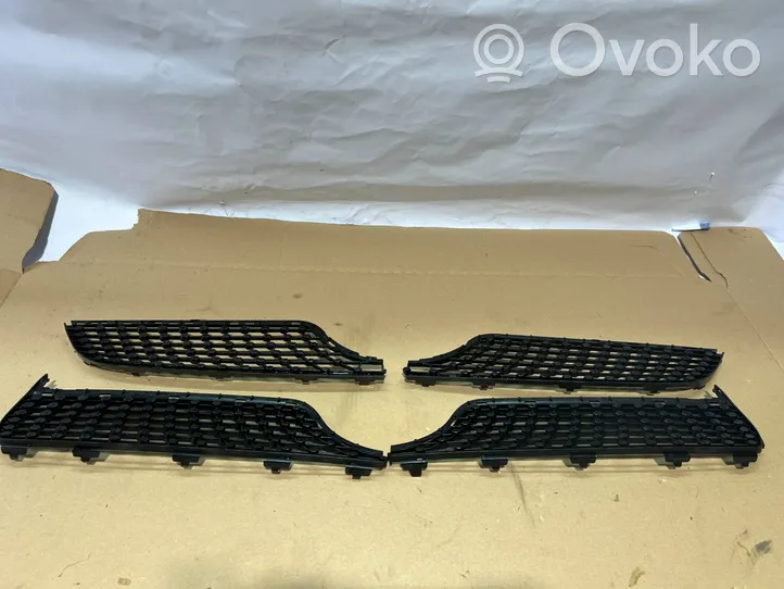 Mercedes-Benz A W176 Maskownica / Grill / Atrapa górna chłodnicy A1768882260