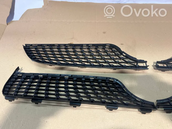 Mercedes-Benz A W176 Grille calandre supérieure de pare-chocs avant A1768882260