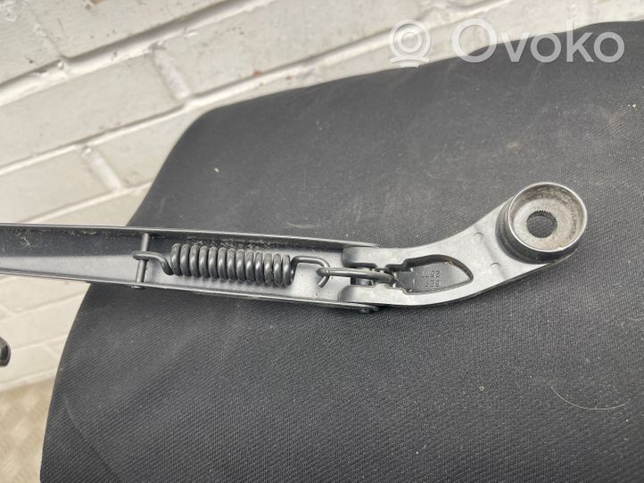 Toyota Prius (XW50) Front wiper blade arm 