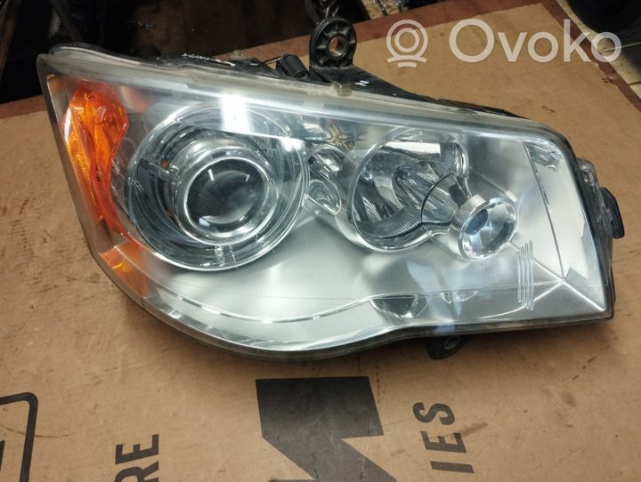 Chrysler Voyager Lampa przednia 05113342AD