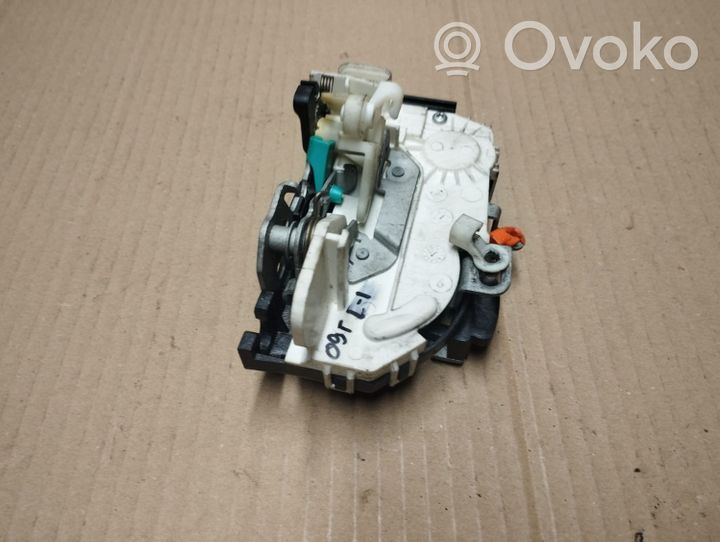 Chrysler Voyager Serrure de porte avant P04589417AE