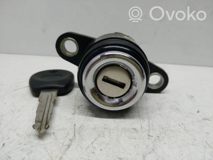 Audi 80 90 B2 Blocco/chiusura/serratura del portellone posteriore/bagagliaio 161827539D