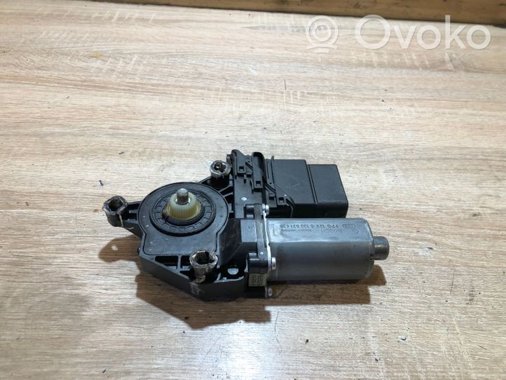 Volkswagen Golf V Moteur de lève-vitre de porte avant 1K0959704