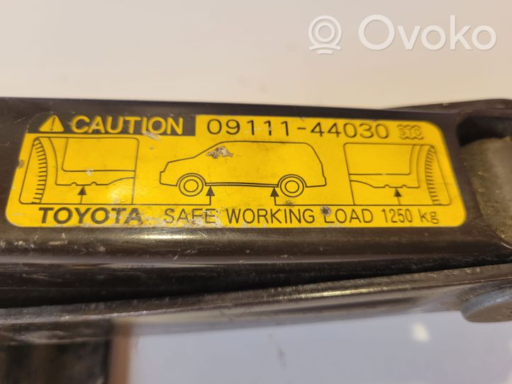 Toyota Avensis Verso Tunkki 0911144030