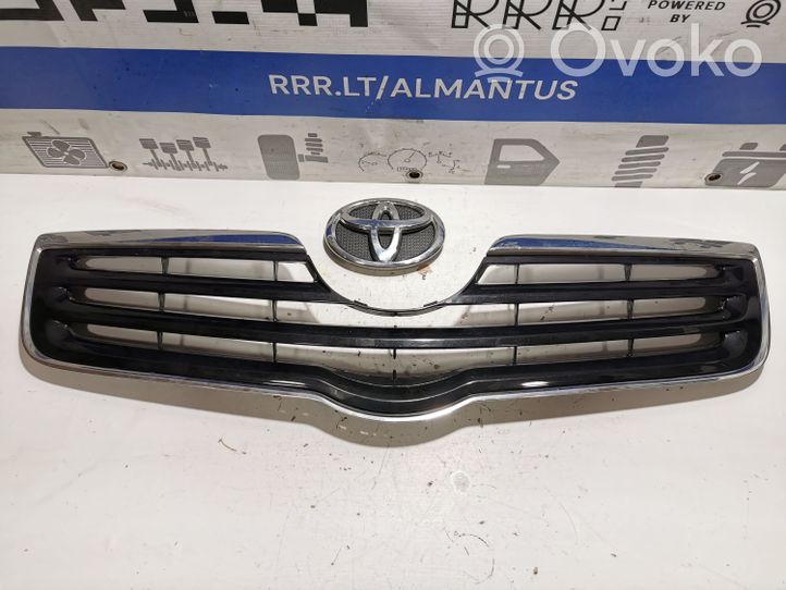 Toyota Avensis T250 Grotelės viršutinės 5311405070