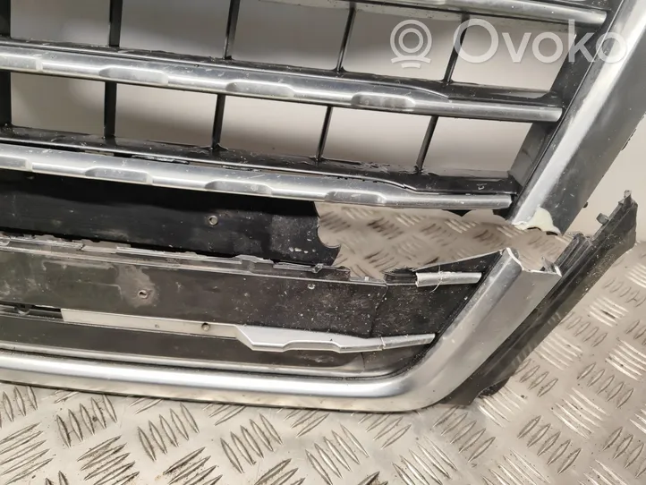 Audi Q7 4M Grotelės viršutinės 4M0853037C