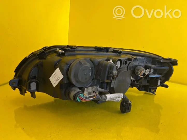 Volvo V70 Lampa przednia 30698836