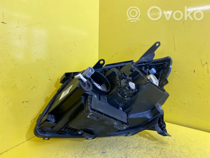 Toyota Avensis T250 Lampa przednia 81130-05190