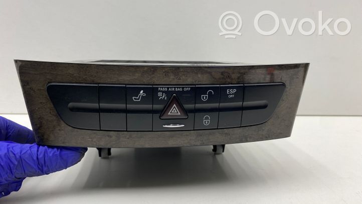 Mercedes-Benz E W211 Interruttore luci di emergenza A2116830091