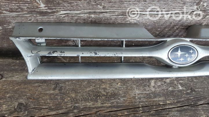 Subaru Legacy Grille calandre supérieure de pare-chocs avant 8200012581