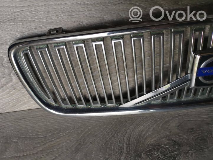 Volvo V70 Grille calandre supérieure de pare-chocs avant 08693346