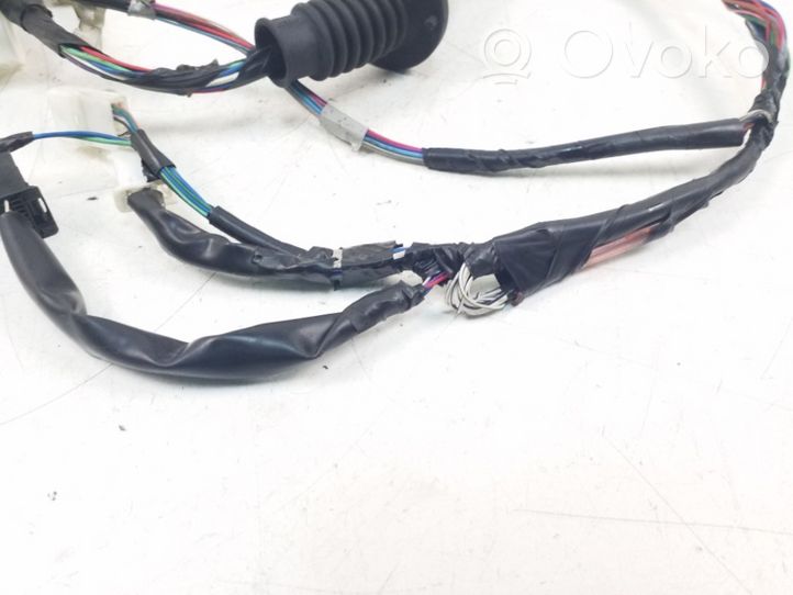 Toyota Avensis T270 Priekšējo durvju vadu instalācija 8215105680F