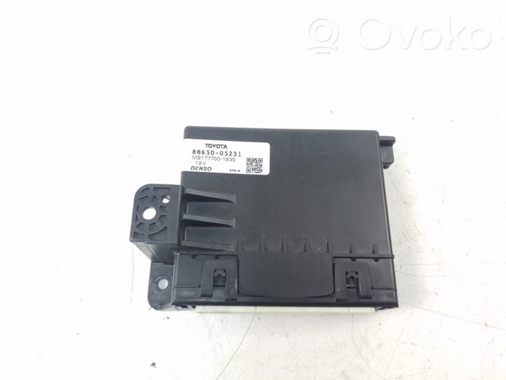 Toyota Avensis T270 Air conditioning/heating control unit 8865005231