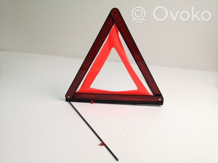 Mercedes-Benz A W169 Triangle d'avertissement A1718900197