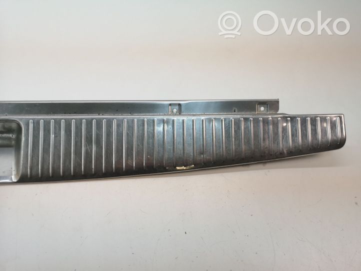 Mercedes-Benz E W212 Cache serrure de hayon/coffre arrière A2126900027