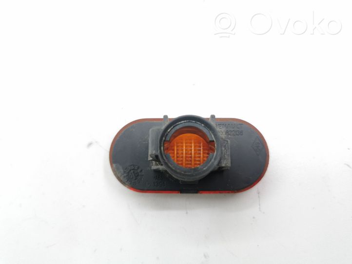 Renault Scenic I Front fender indicator light 7700822136