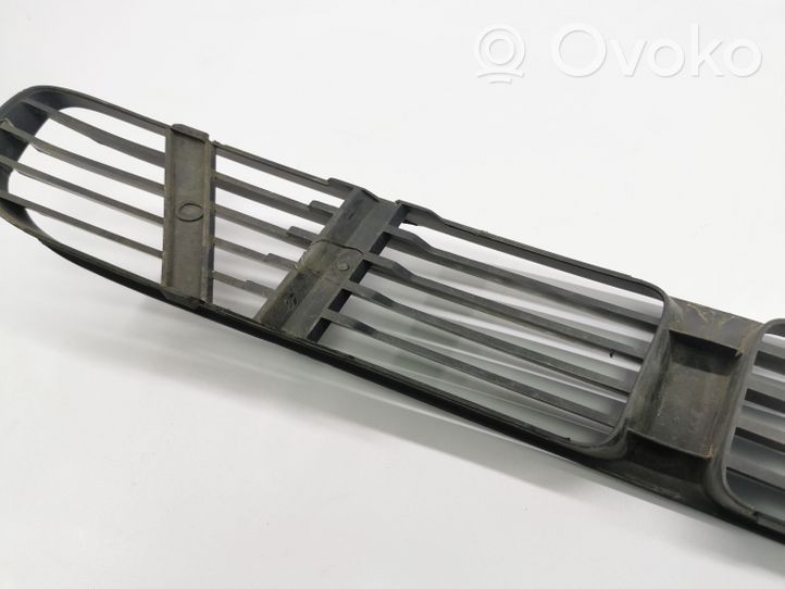 Volkswagen PASSAT B5 Grille inférieure de pare-chocs avant 3B0853677B