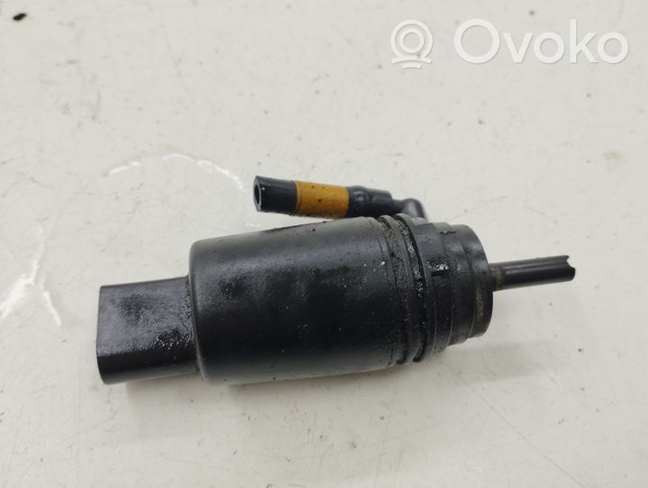 BMW 5 E60 E61 Windscreen/windshield washer pump 8377612