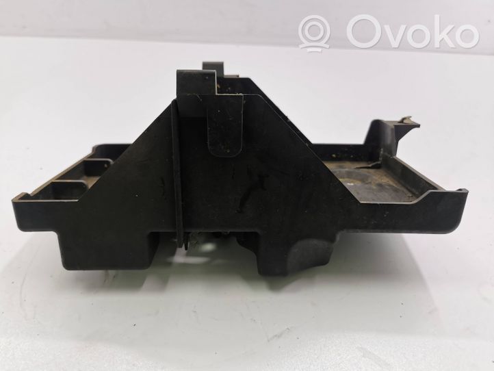 Mazda CX-7 Boîte de batterie K6805