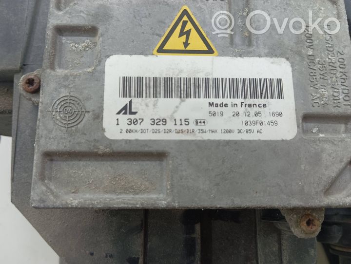 Saab 9-7X Lampa przednia 15876937