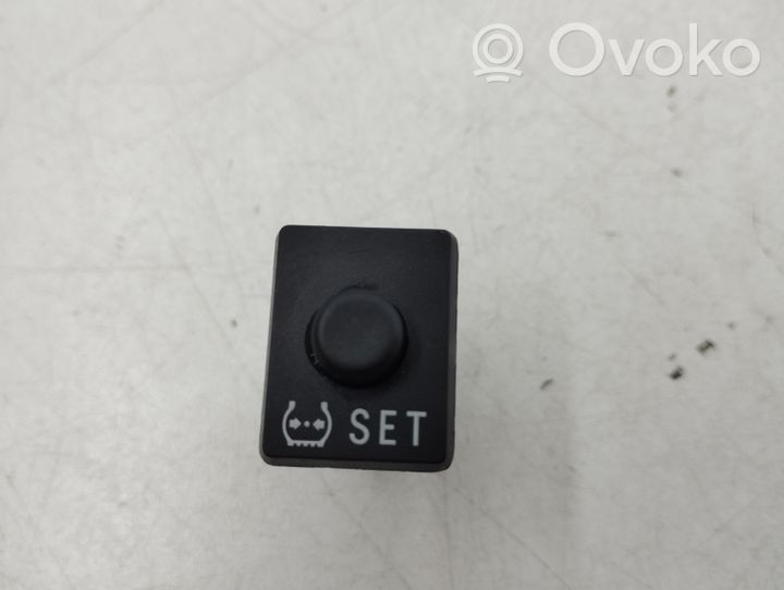 Toyota RAV 4 (XA40) Tyre pressure reset button TPMS 15A257