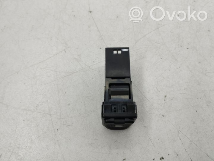 Toyota RAV 4 (XA40) USB-pistokeliitin 8619042040