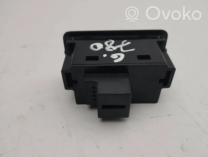 Audi Q2 - Przełącznik / Przycisk otwierania klapy bagażnika 4g0959831c