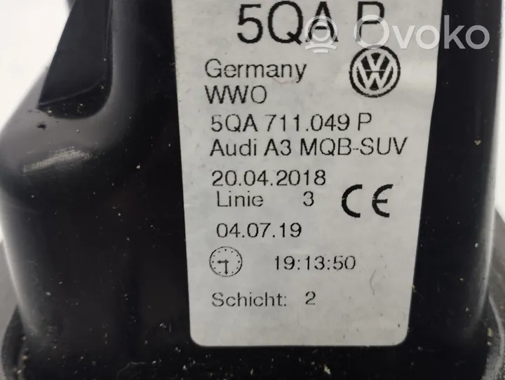 Audi Q3 F3 Vaihteenvalitsimen verhoilu 5QA711049P