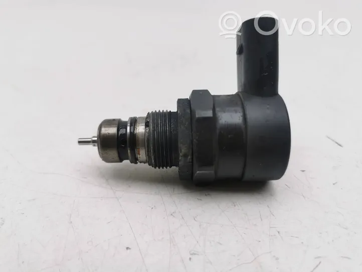 Mercedes-Benz C W203 Regolatore di pressione del carburante A6110780449