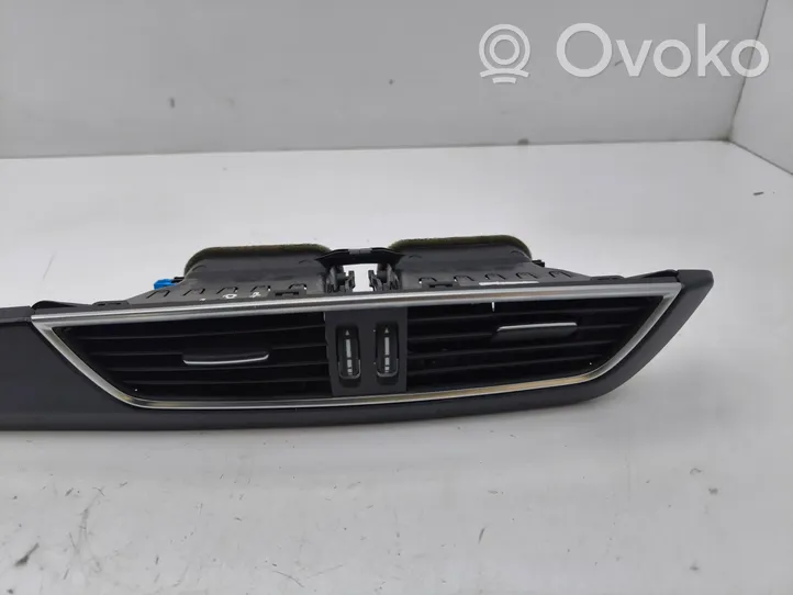 Mercedes-Benz C W204 Centrinės oro grotelės A2048306154