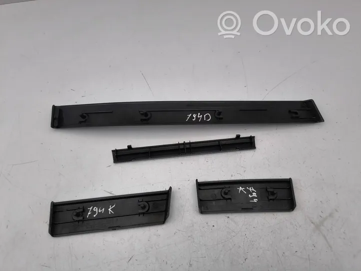 BMW 5 E39 Rivestimento del vano portaoggetti del cruscotto 8159742