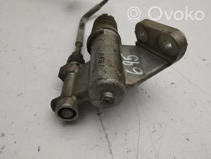 Honda CR-V Clutch slave cylinder 