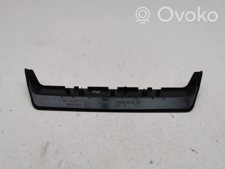 Skoda Octavia Mk4 Glasverkleidung hinten 5E3857037A