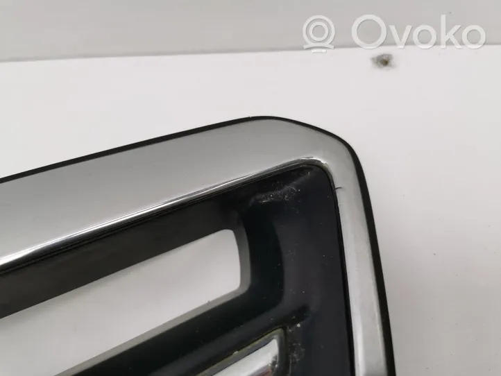 KIA Sorento Grille calandre supérieure de pare-chocs avant 