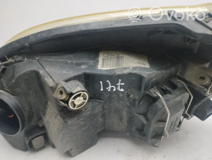 Toyota Corolla E120 E130 Lampa przednia 89006309