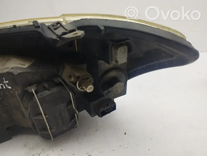 Toyota Corolla E120 E130 Lampa przednia 89006309